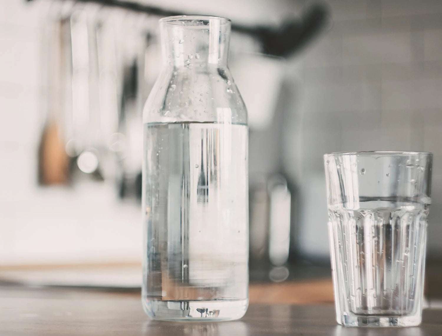 Destilliertes Wasser trinken – gefährlich oder gesund?