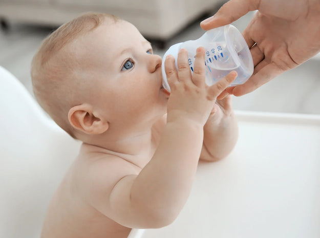 Sollten Babys Wasser trinken?