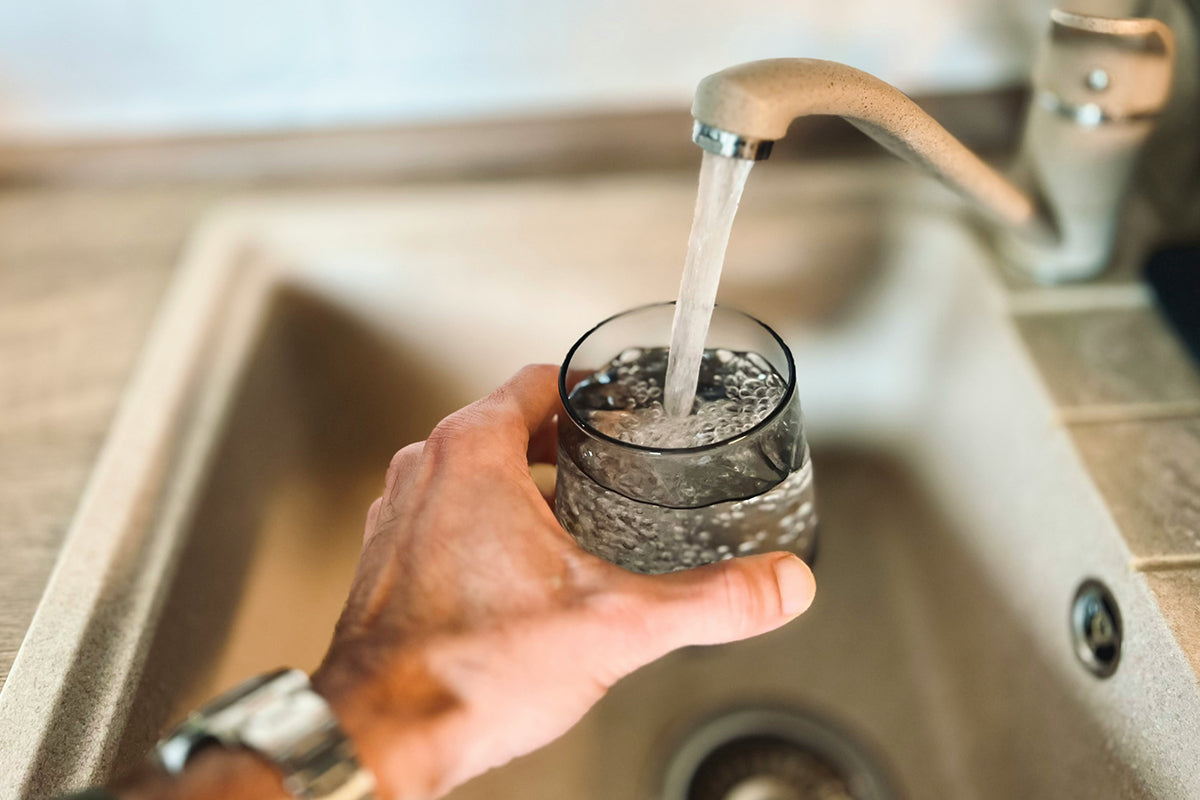 Immer häufiger Trinkwasser-Störfälle – ein bakteriensicherer Wasserfilter schützt